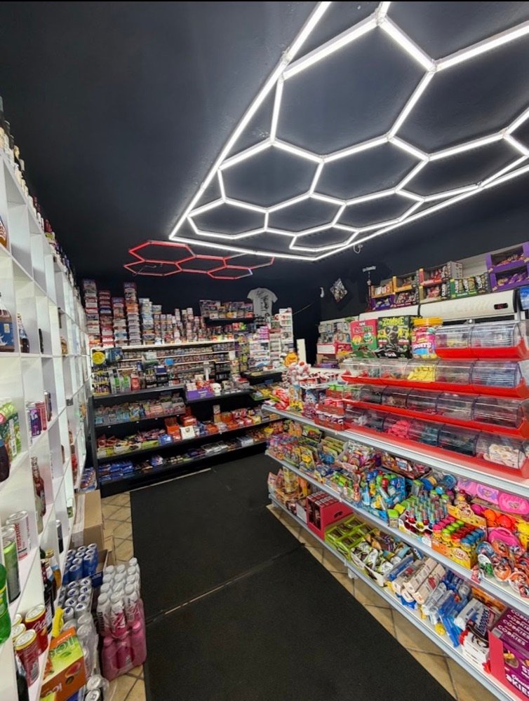 Innenansicht Koko Kiosk 2 in Hamm-Norden mit Süßigkeiten- und Getränkeregalen
